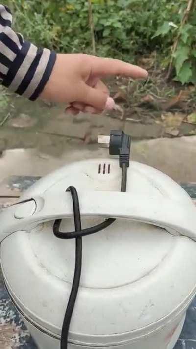 A very cool trick when the wire gets stuck in the vacuum cleaner's grip.