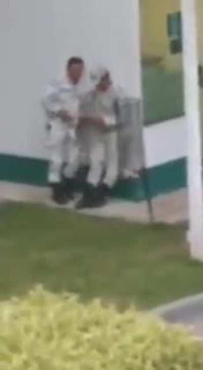 Abrazos, no balazos.