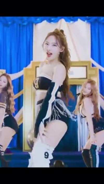 Nayeon Butt Shake Loop ft. Tzuyu and Sana (Tzuyu on the back 👀)