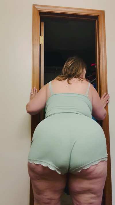 Sniff My Morning MILF Farts Little Man.  I Saved Every Ripe Rip For Your Tiny Nose 💨🍑