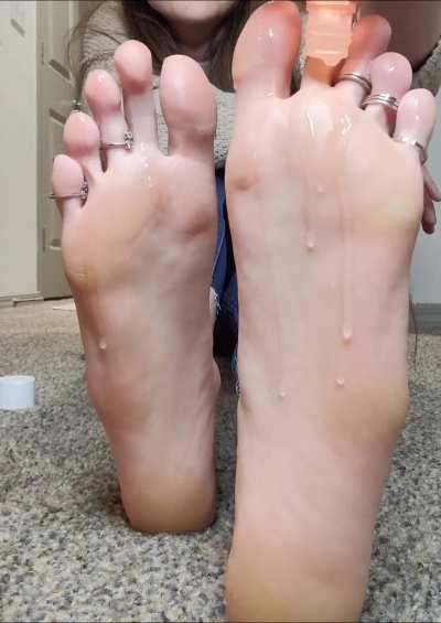 Do you like watching me oil up my huge soles for you? 🥵💦