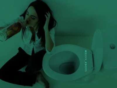 POV:Estás en una fiesta bebiendo alcohol en el baño, mientras afuera se están cagando a piñas.