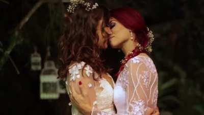 Priscila Buiar (Manuela) & Giul Abreu (Nina) lesbian kiss in Magenta s02e10