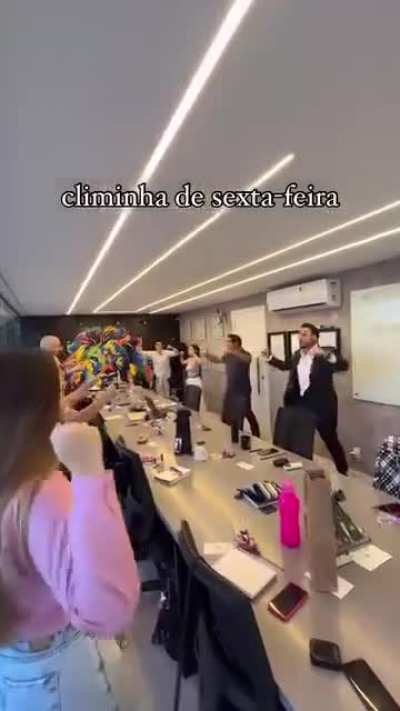 E pensar que acabaram com o home office pra isso