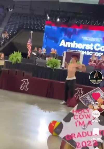 Student strips his gown and flexes shirtless at his graduation