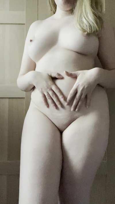 Just a mom who got a little chubby. Hope you don’t mind a few stretchmarks and dimples ☺️