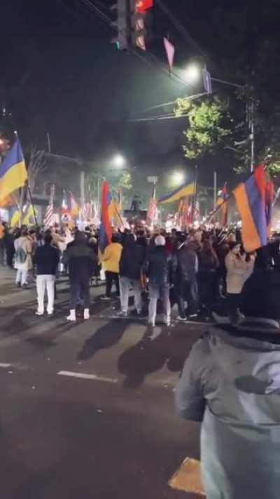 Неплохо встретили лошадь