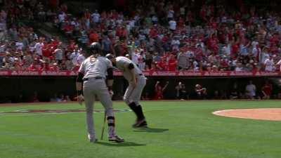 [Highlight] Brandon Belt attempts to score on errant throw, appears to be hurt.