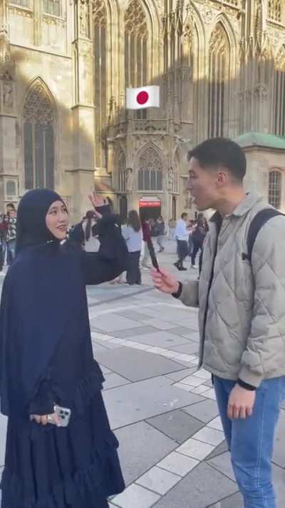 Қазақ пен жартылай ирландық, жартылай жапон бір бірімен Еуропада көрісіп, бір сұхбаттың ішінде 5 тілде сөйлесті