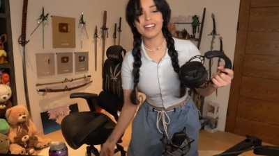 Rae's stream outfits (the yellow shirt has returned)