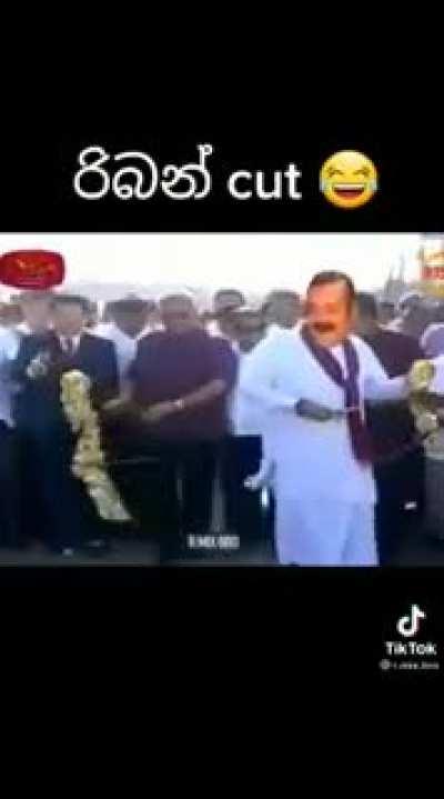 Sri Lankan President using senior Chinese diplomat as a personal servant. 🇱🇰 > 🇨🇳