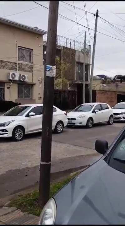 Vas caminando por el barrio y...