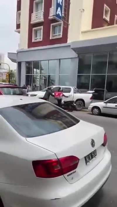 Se bajó de la camioneta para discutir, no puso el freno de mano y destrozó un hotel (Mar del Plata)