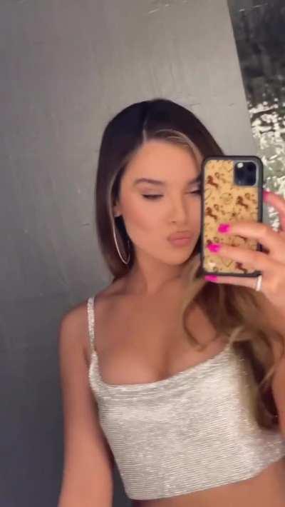 Hailee Steinfeld keeps getting sexier