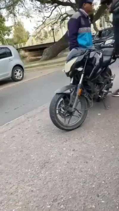 Tigre: Se calentó porque lo pararon para un control de transito y agarró a trompadas al agente