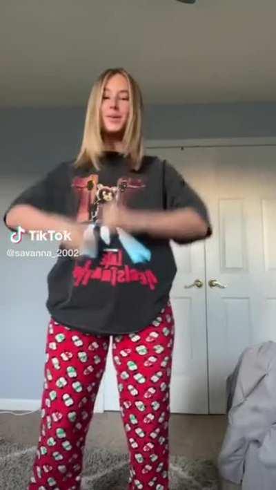 holyy fuck her ass is literally perfect with those recoils