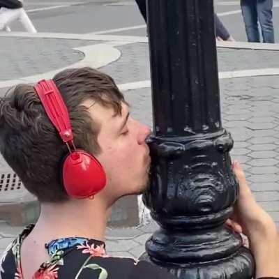 Guy makes out with pole in New York City