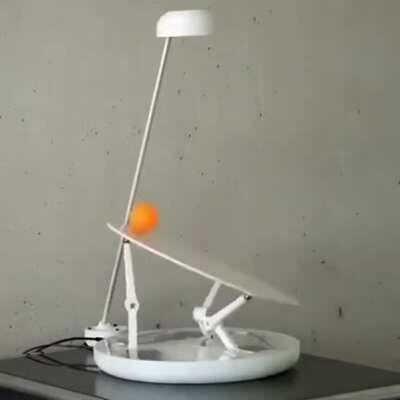 This table stabilises ping pong balls from falling off
