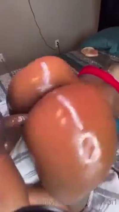 What a oily ass🤤