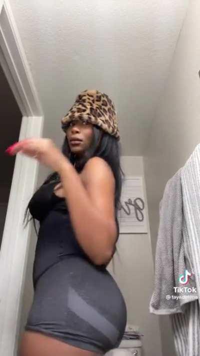 tits or ass? pick one 🍒🍑