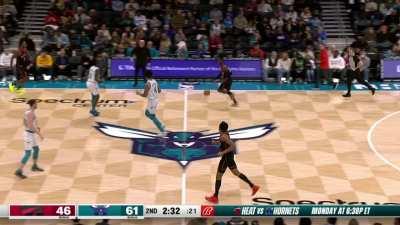 [Highlight] Brandon Miller hits a tough contested spinning fadeaway shot over Siakam