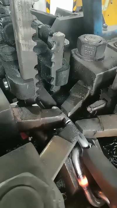 Flash butt welding chain links