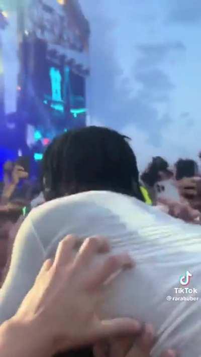 Fans spank uzi's ass