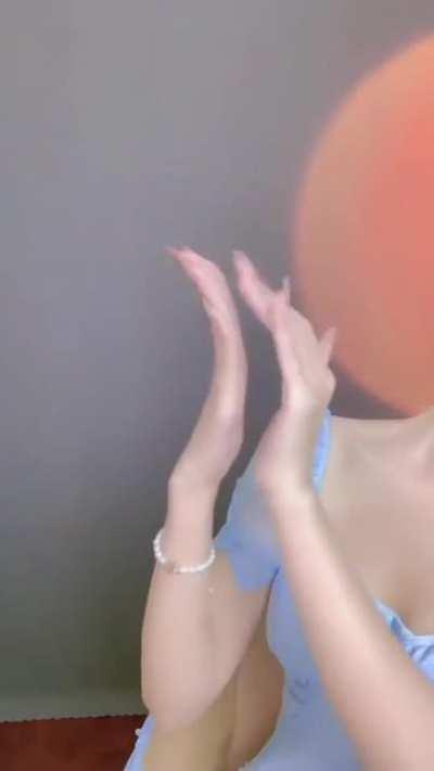 Hand skills of this woman was Insane