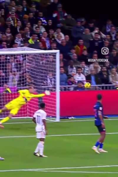 Modric’s 𝒄𝙤𝒏𝙩𝒓𝙤𝒍 before hitting the net🎯