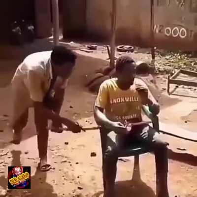 WAGTHROman furând postările unui ciorroditor