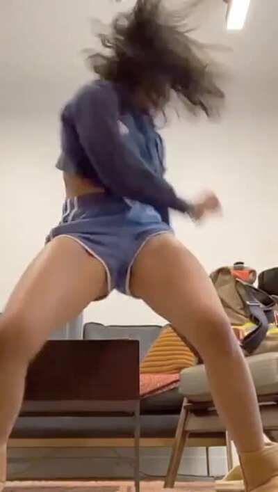 Had to slow this down to see those awesome dance moves,, she knew better than to twerk in those shorts... Maybe next time 💦🐪