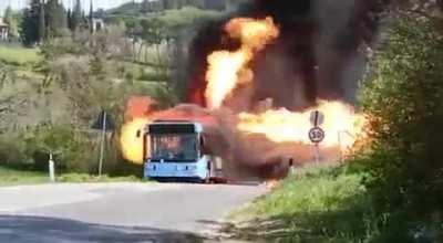 CNG-powered bus on fire near Perugia, Italy (16/04/2022)