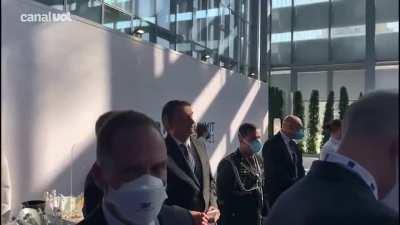 Na cúpula do G20, enquanto os líderes conversam entre si e traçam planos para os seus países, Bolsonaro, desconfortável, longe do cercadinho, conversa com garçons e se limita a observar de longe os passos dos demais mandatários.