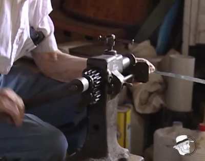 Creation of tinplate pieces with 80 years of experience in a century-old workshop