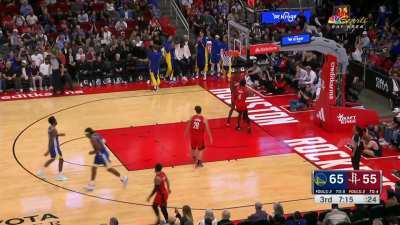 [Highlight] Steph Curry attempts and makes a Steph Curry no-look three