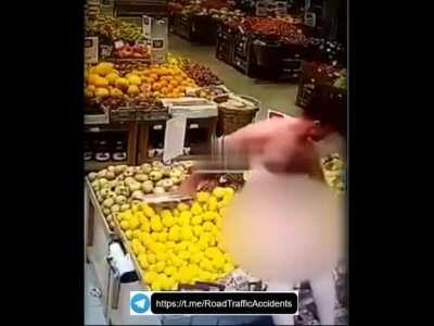 Naked iand drunk in store in Moscow