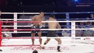 Muay Thai kickboxer’s defense is something straight from a movie