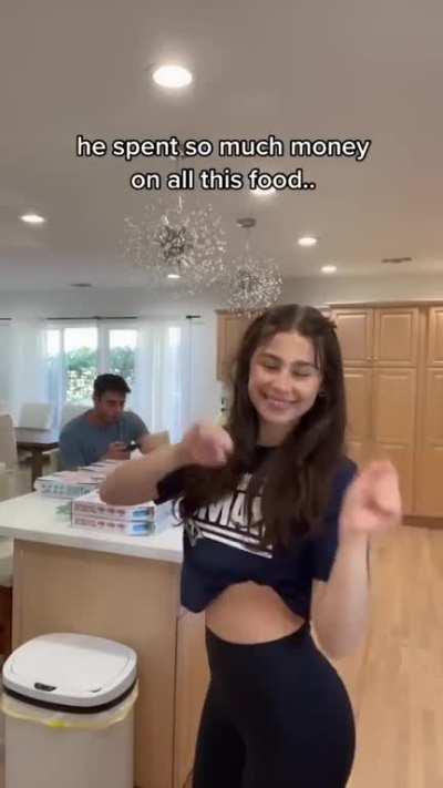 No one showed up to her bf’s Super Bowl party so she decided to let the world know this by dancing about it