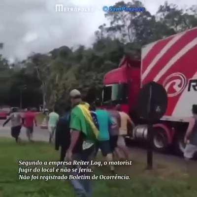Bolsonaristas depredam caminhões e agridem trabalhadores que são contra aos atos golpistas e anti-democráticos