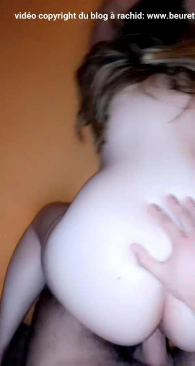 Pale white slut pleases a young Arab guy - Petite blanche se fait rebeued