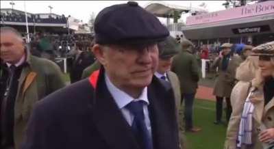 Sir Alex asked to choose City or Arsenal for the title 😂 (Via ITV Racing)