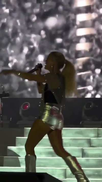 OC. Carrie Underwood🔥 Nice legs