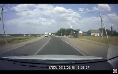 Russia: Hundai accent hits cammer then a tanker truck and dies