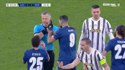 Mehdi Taremi second yellow card against Juventus for kicking the ball away