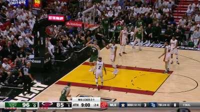 [Highlight] Giannis whips the no-look pass for an easy Brook Lopez layup and completes the triple-double!