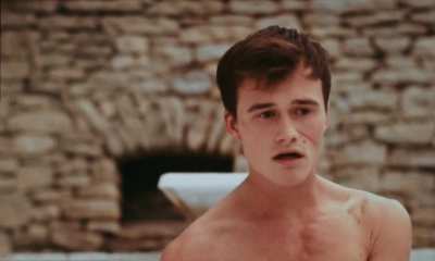 Alix Benezech, Manon Rey, Joana de Verona, Marc-Antoine Vaugeois, Rabah Zahi, Anthony Devaux - Je suis présent (FR2015) - Group dancing inside an empty pool on a hot summer day