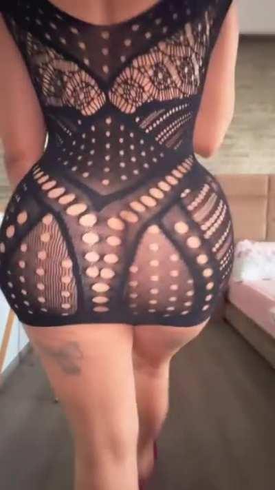 Do we like a phatass Latina mom walk ?