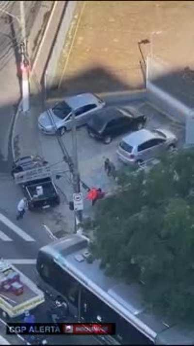 Police guns down bad guy Brazil