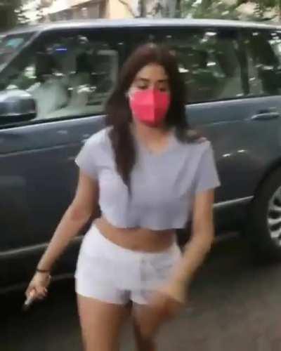 Jaanghvi Kapoor spotted today with her meaty thighs and that round shaking g@@nd (new)