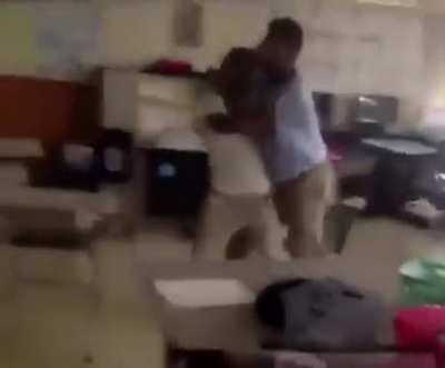 This gotta the funniest fight i’ve ever seen, lil nigga is a whole villain